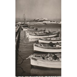 06 ANTIBES. Barques de Pêcheurs dans le Port et le Fort 1947