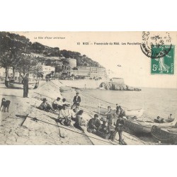 06 NICE. Pêcheurs avec leurs Barques de Pêche et Femmes attendant le Poisson 1908