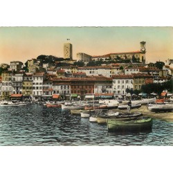 06 CANNES. Le Suquet avec barques de Pêcheurs