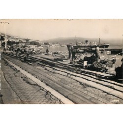 20 AJACCIO. Réparation des Filets de Pêche dans un coin du Port