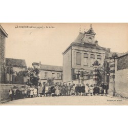 51 CUMIERES. Grosse animation devant la Mairie