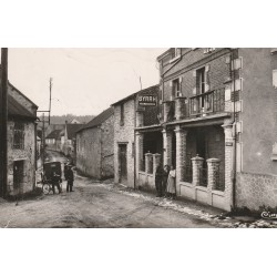 02 LONGUEVAL. Tabac et Cabine téléphonique 1954. Facteur à vélo et pancarte BYRRH