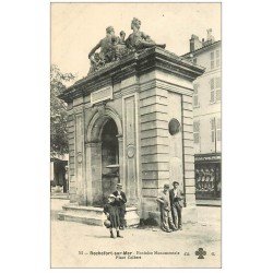 17 ROCHEFORT-SUR-MER. Fontaine Monumentale Place Colbert. Chemiserie