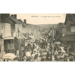 03 BEZENET. Rare Caravane de Forains sur la Grande Route un jour de Fêta vers 1907