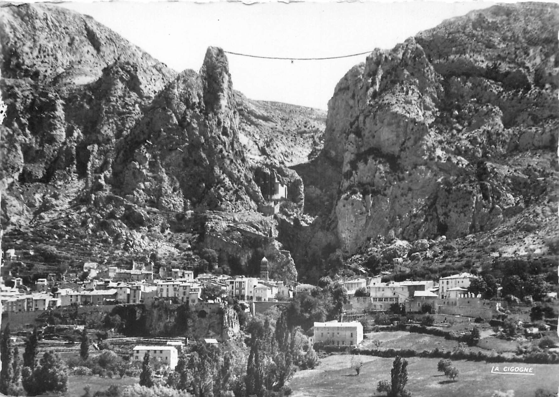 04 MOUSTIERS-SAINTE-MARIE. Village et Chaîne de l'Etoile