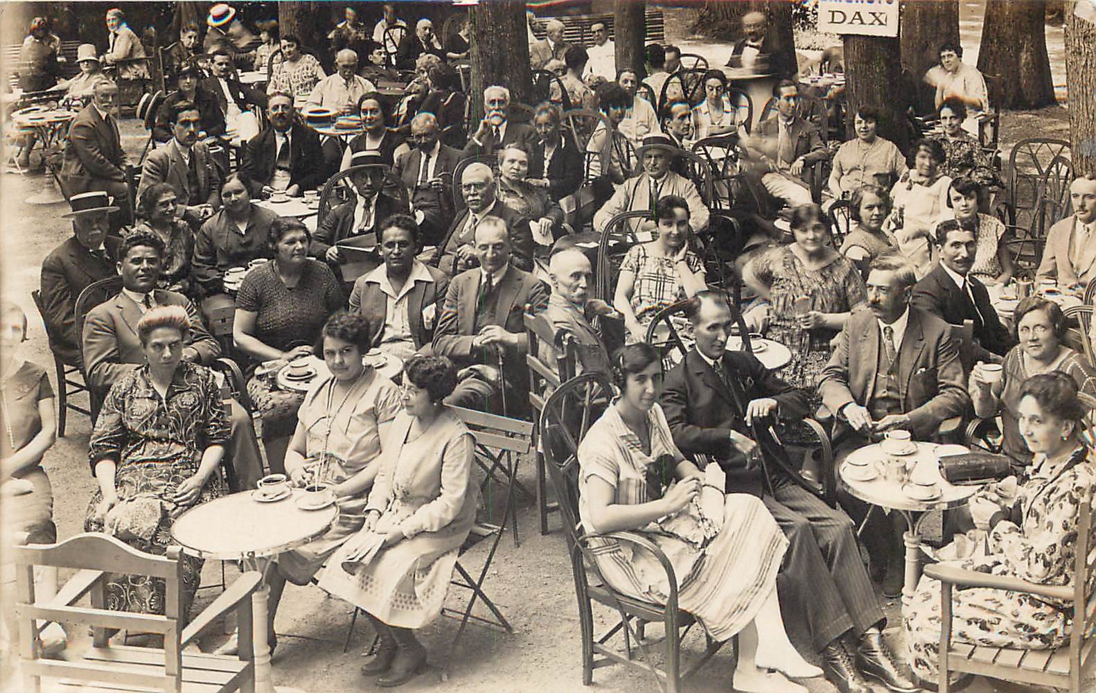 40 DAX. Superbe vue sur les Baignots à la Terrasse d'un Café