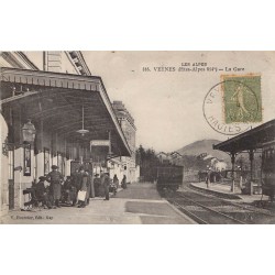 05 VEYNES. Militaires Chasseurs alpins en Gare avec l'arrivée d'un Train 1917