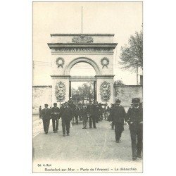 carte postale ancienne 17 ROCHEFORT-SUR-MER. La débauchée Porte de l'Arsenal