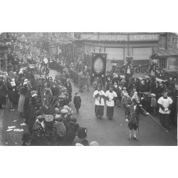 14 CAEN. Rare Photo Carte Postale une Procession devant l'Agence et Ecole de mécanographie