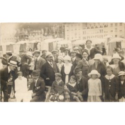 14 TROUVILLE. Un groupe de vacanciers sur la Plage