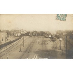 17 SAINTES. La Gare et les Quais avec trains 1905