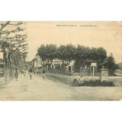 26 GENISSIEUX. Cyclistes devant la Mairie Avenue de Romans 1912