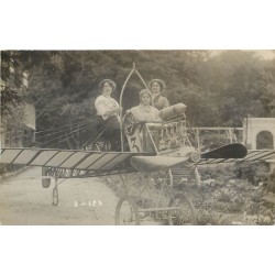 92 LE PLESSIS ROBINSON. Rare photo cpa femmes sur un Aéroplane à hélice 1912