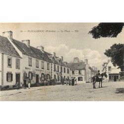 29 PLOUGASNOU. La Place, Boulangerie Cafés et Tabac