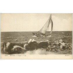 carte postale ancienne 17 ROYAN. Barque de Pêche sur les Vagues