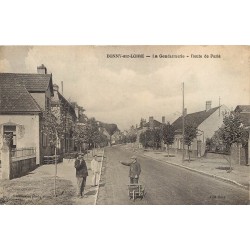 45 BONNY-SUR-LOIRE. La Gendarmerie Route de Paris avec cantonniers