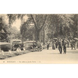 33 BORDEAUX. Une Allée au Jardin Public (Dupont et Dupond ...)