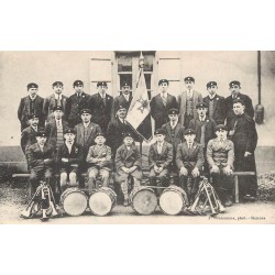 35 LE RHEU. La Fanfare Harmonie avec Curé vers 1928