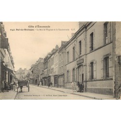 35 DOL-DE-BRETAGNE. La Gendarmerie Rue de Wagram et attelage devant Café Royer Punelle