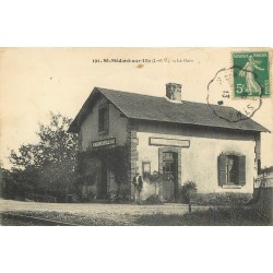 35 SAINT-MEDARD-SUR-ILLE. La Gare et son Garde barrière 1913