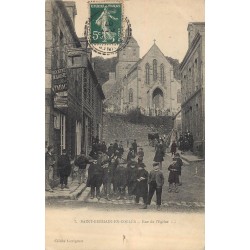 35 SAINT-GERMAIN-EN-COGLES. Rue de l'Eglise superbe animation 1907 devant le Buraliste