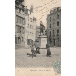 35 RENNES. Statue de Leperdit 1905 et à droite la Bourse du Travail...