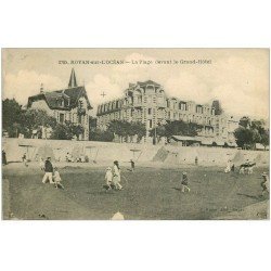 carte postale ancienne 17 ROYAN. La Plage devant le Grand Hôtel. Carte Publicitaire