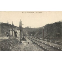 78 BONNIERES-SUR-SEINE. Cheminots à l'aiguillage et train dans le Tunnel 1905
