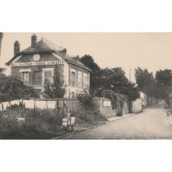 78 MONTFORT-L'AMAURY. Ets "Chauveau" engrais chimiques Avenue de la Gare avec enfants