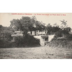 50 SAINT-JEAN-LE-THOMAS. Le Train traversant un Pont dans le Bois