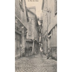 10 TROYES. La rue des Chats avec personnage 1906