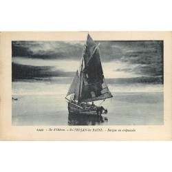 17 Ile d'Oléron SAINT-TROJAN-LES-BAINS. Barque de Pêcheurs au crépuscule 1926