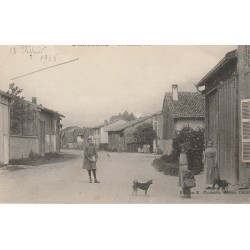 51 SOMME-SUIPPES. L'Entrée du Village animée 1915