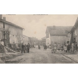 51 Hameau LA PLACARDELLE. Menuisiers et enfants rue de l'Egalité 1915