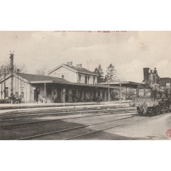 10 BAR-SUR-AUBE. Locomotive à vapeur en Gare 1916