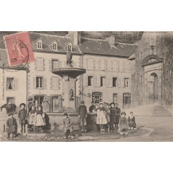 29 PORT LAUNAY. Nombreux enfant devant la Fontaine monumentale 1906