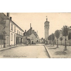 78 FRENEUSE. Attelage vers la Boulangerie sur la Place et l'Horloge