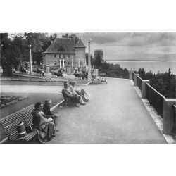 74 THONON-LES-BAINS. Place du Château animée et Lac Léman