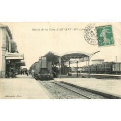 43 ARVANT. Quais de la Gare avec locomotive et Trains 1909