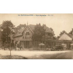 44 LA BAULE LES PINS. Voiture ancienne devant la Pension de Famille Ty Breïz