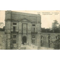 Promotion 2 cpa 94 VINCENNES. Porte Sortie du Château, Donjon et Ecole Administration 1915