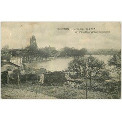 carte postale ancienne 17 SAINTES. Place Blair et Quai Reverseaux inondatio de 1904