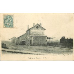 95 MAGNY-EN-VEXIN. La gare du Chemin de Fer avec compartiment d'un train 1904