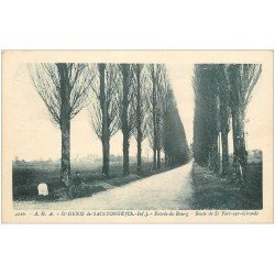 carte postale ancienne 17 SAINT-GENIS-DE-SAINTONGE. Cycliste entrée du Bourg Route de Saint-Fort-sur-Gironde