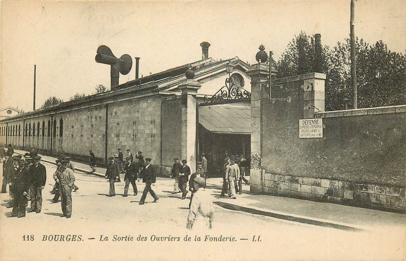 45 GIEN - La faiencerie - la sortie des ouvriers. EUR 10,00 - FR