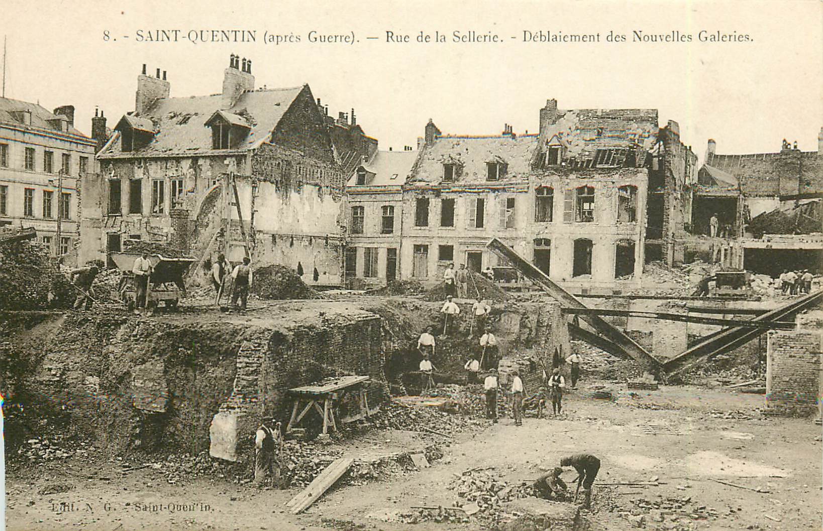 02 SAINT-QUENTIN. Déblaiement des Nouvelles Galeries rue de la Sellerie