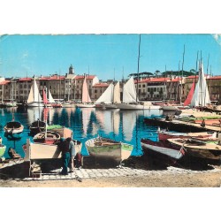 83 SAINTE-TROPEZ. Pêcheurs et Yachts dans le Port