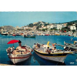83 LE LAVANDOU. Dans le Port Pêcheurs dans leurs barques de Pêche 1969