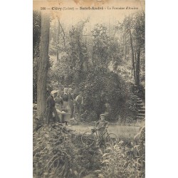 45 CLERY SAINT-ANDRE. Lavandières et jeune cycliste à la Fontaine d'Azaine