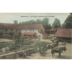 45 NIBELLE. La Guette intérieur de la Ferme avec Chevaux de traits et Paysans